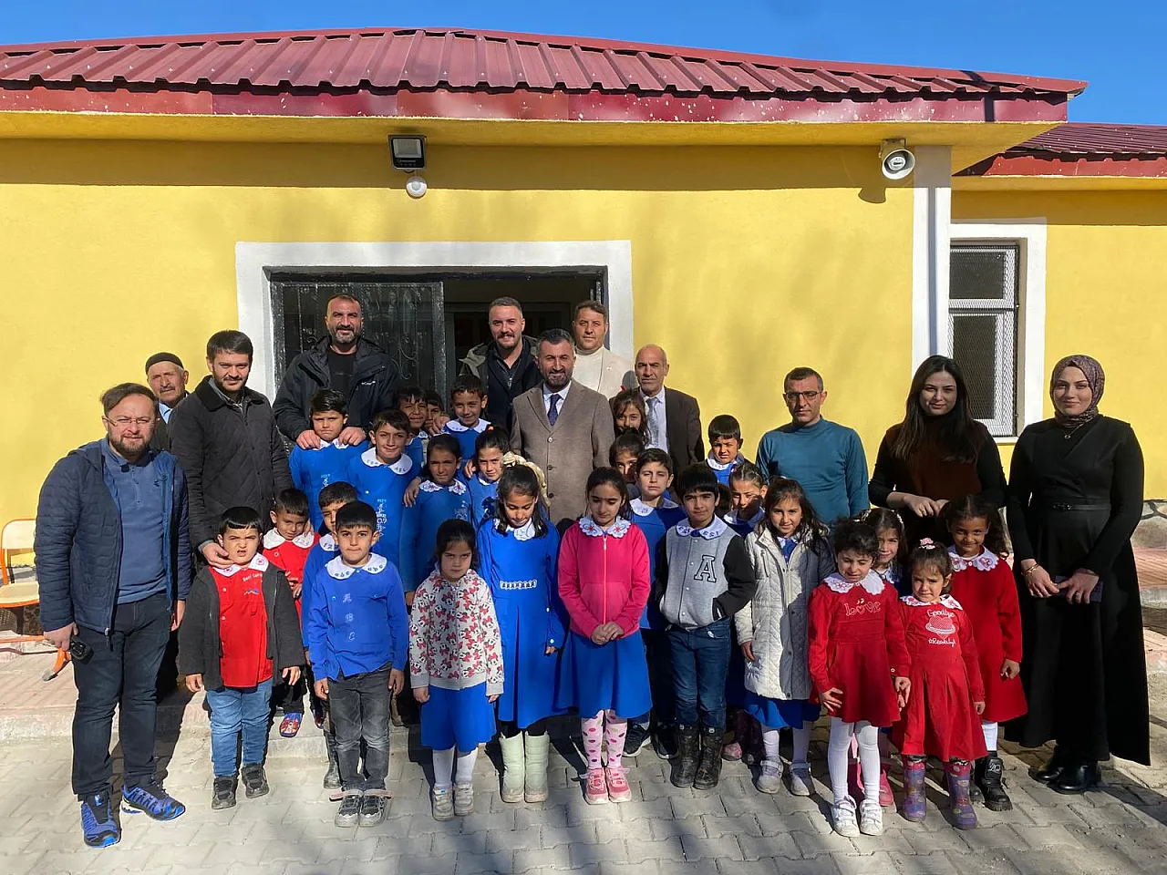 AK Parti Ağrı İl Başkanı İlhami Yıldız, Çakıroba Köyü İlkokulu'nu Ziyaret Etti