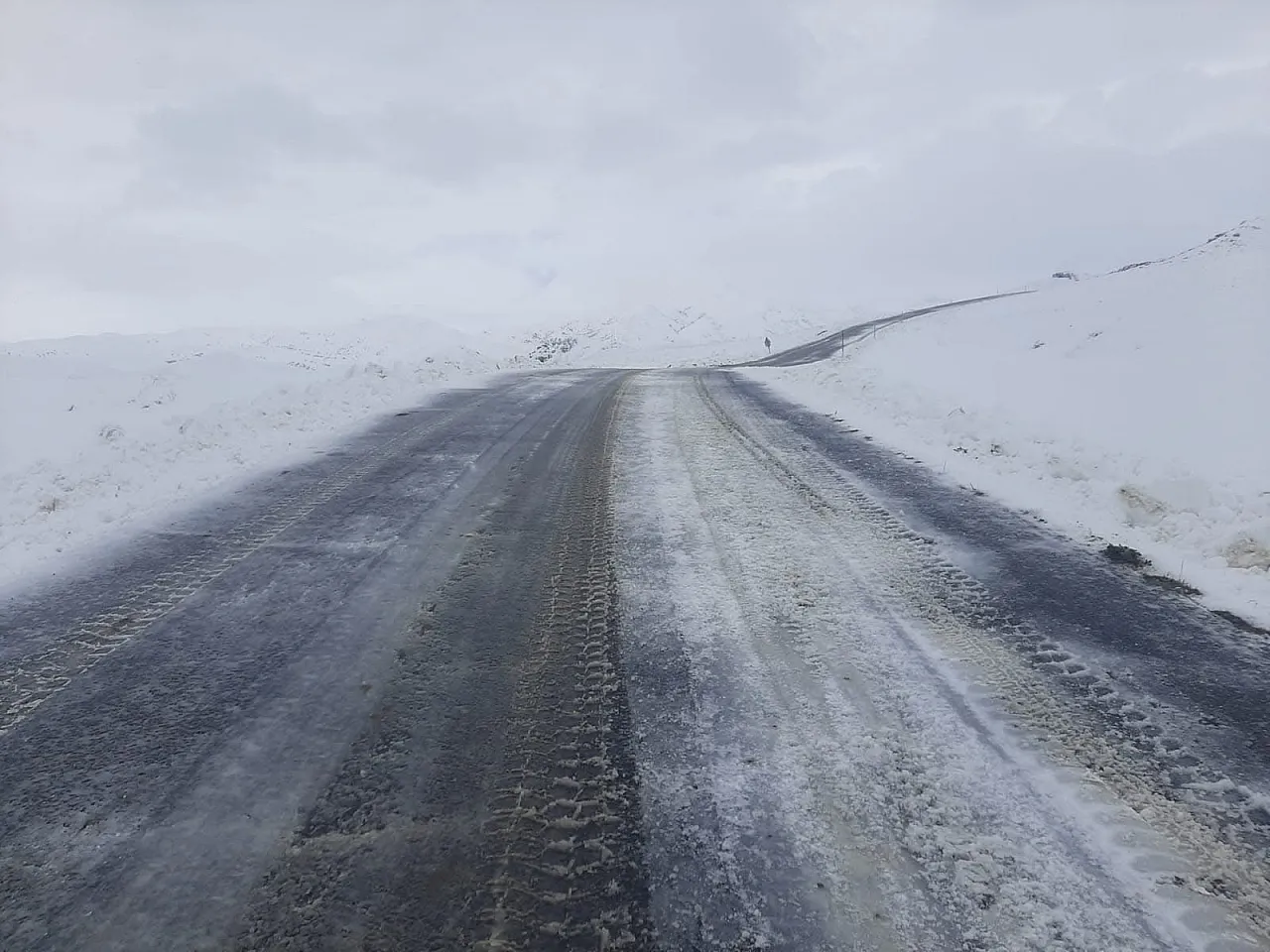 Ağrı'da Karla Mücadele Aralıksız Sürüyor: Yollar Açık Tutuluyor