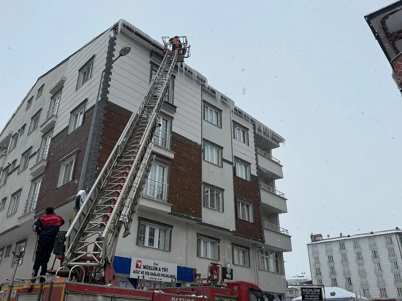 Patnos'ta çatı buzları alarm veriyor