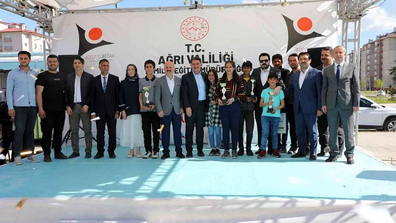 Ağrı'da yazılım ve kodlama yarışmasında dereceye giren öğrencilere ödülleri verildi