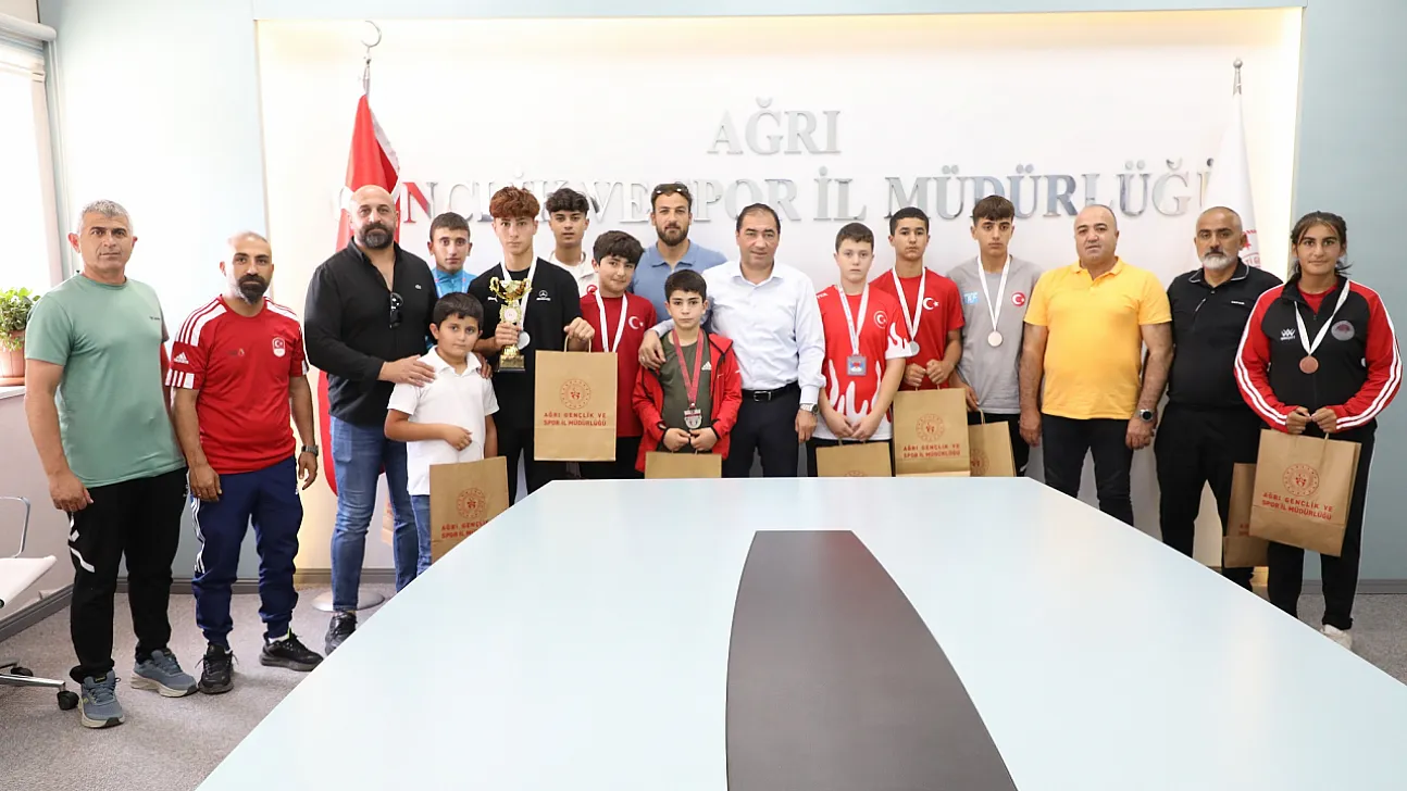Ağrı'da Dereceye Giren Sporculara Ödül Töreni! İl Müdürü Çelebi: 'Sizler Geleceğin Şampiyonlarısınız'