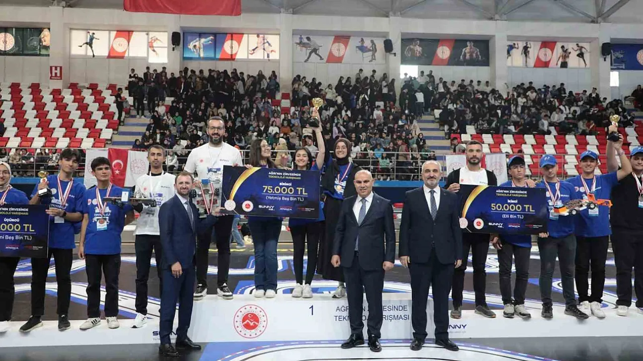 'Ağrı'nın Zirvesinde Teknoloji Yarışmasında' teknoloji rüzgarı esti