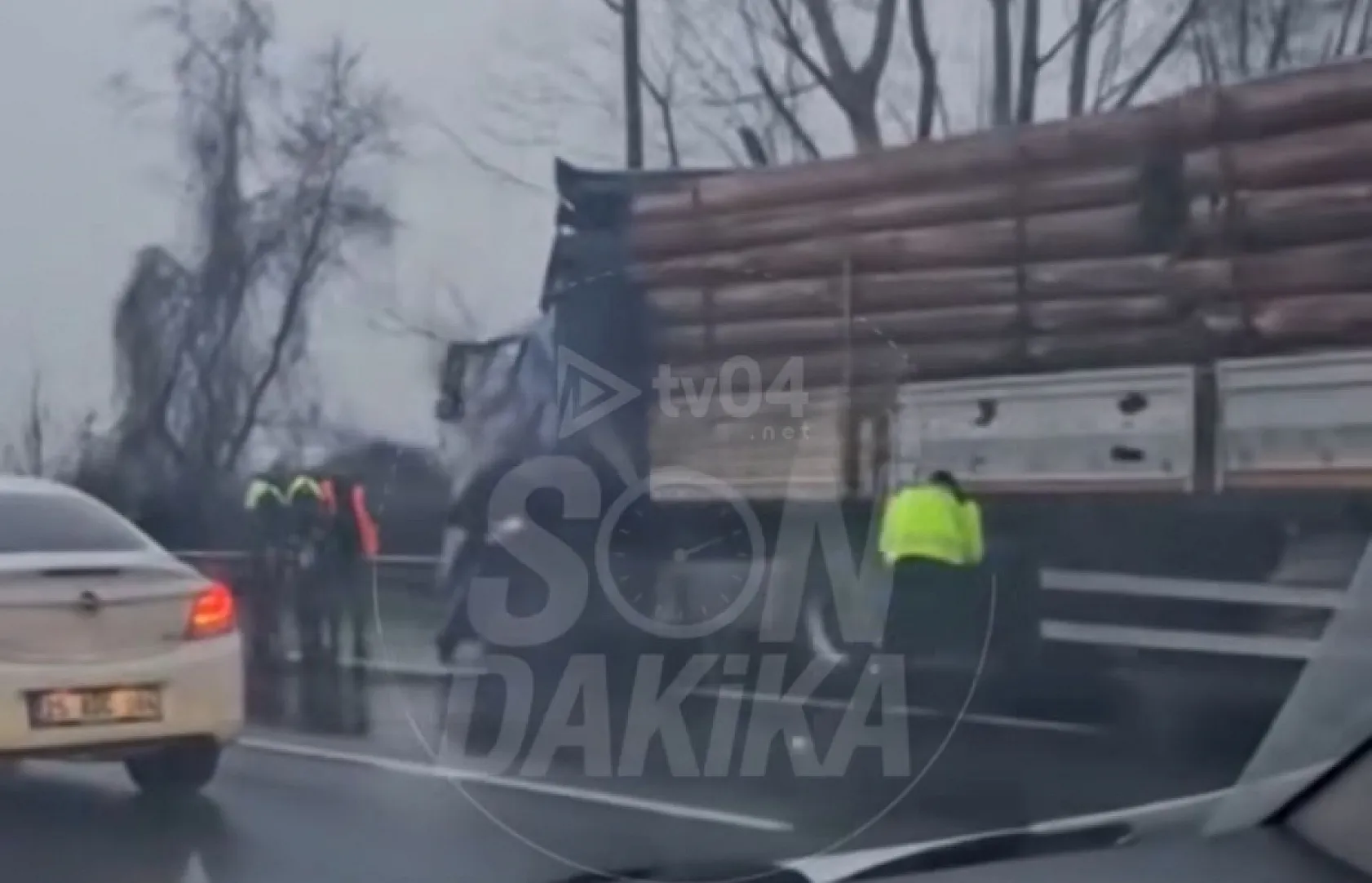 Ağrı Yolcu Otobüsü ile Kereste Yüklü Tır Çarpıştı: 3 Yaralı