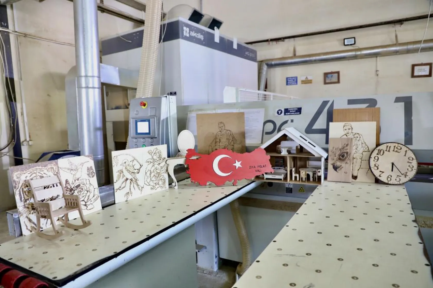 Ağrı'da bu lisede okuyan öğrenciler ailelerine yük olmuyor