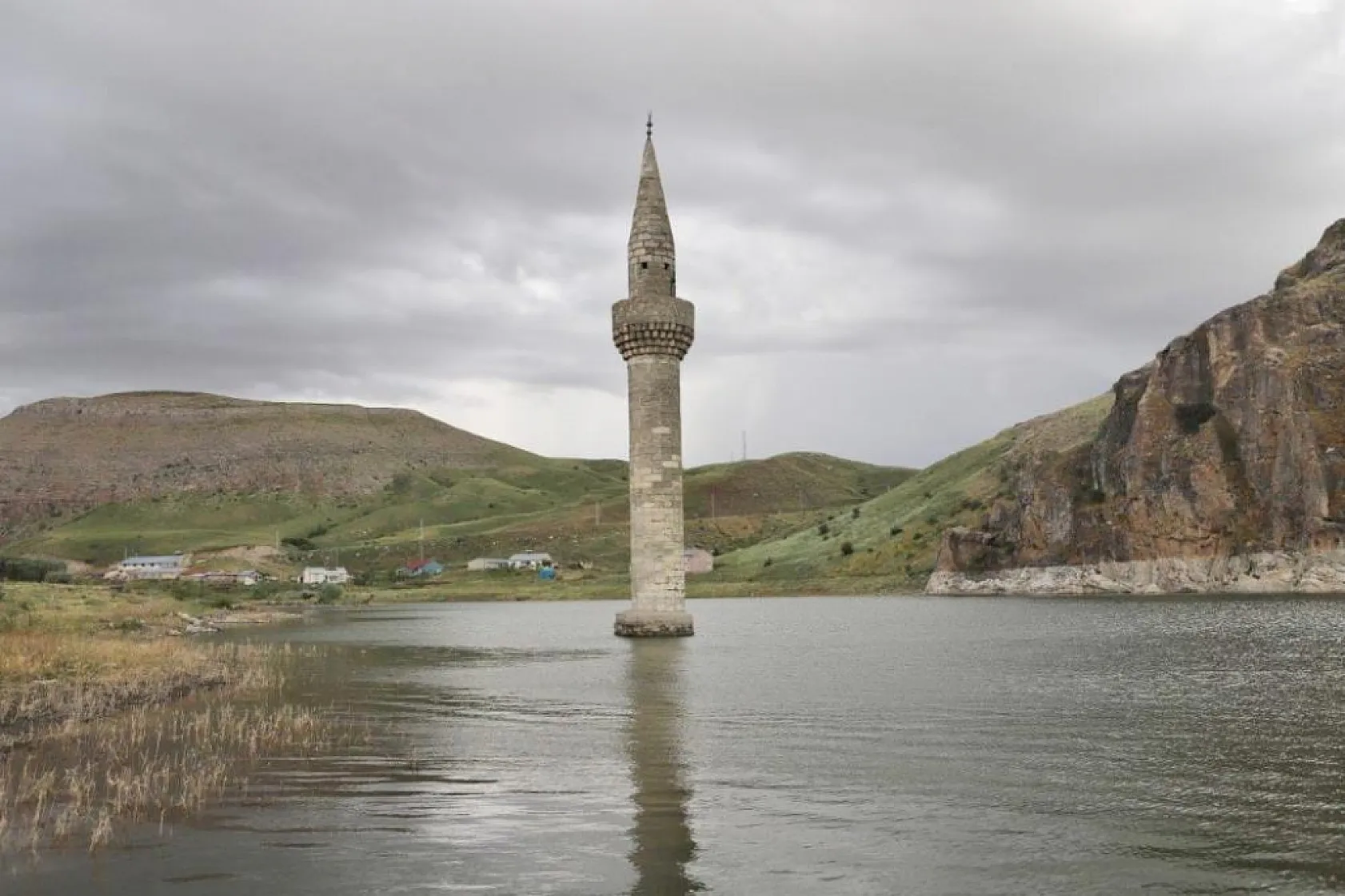 Ağrı'da sular altında kalan cami minaresi fotoğrafçıları ağırlıyor