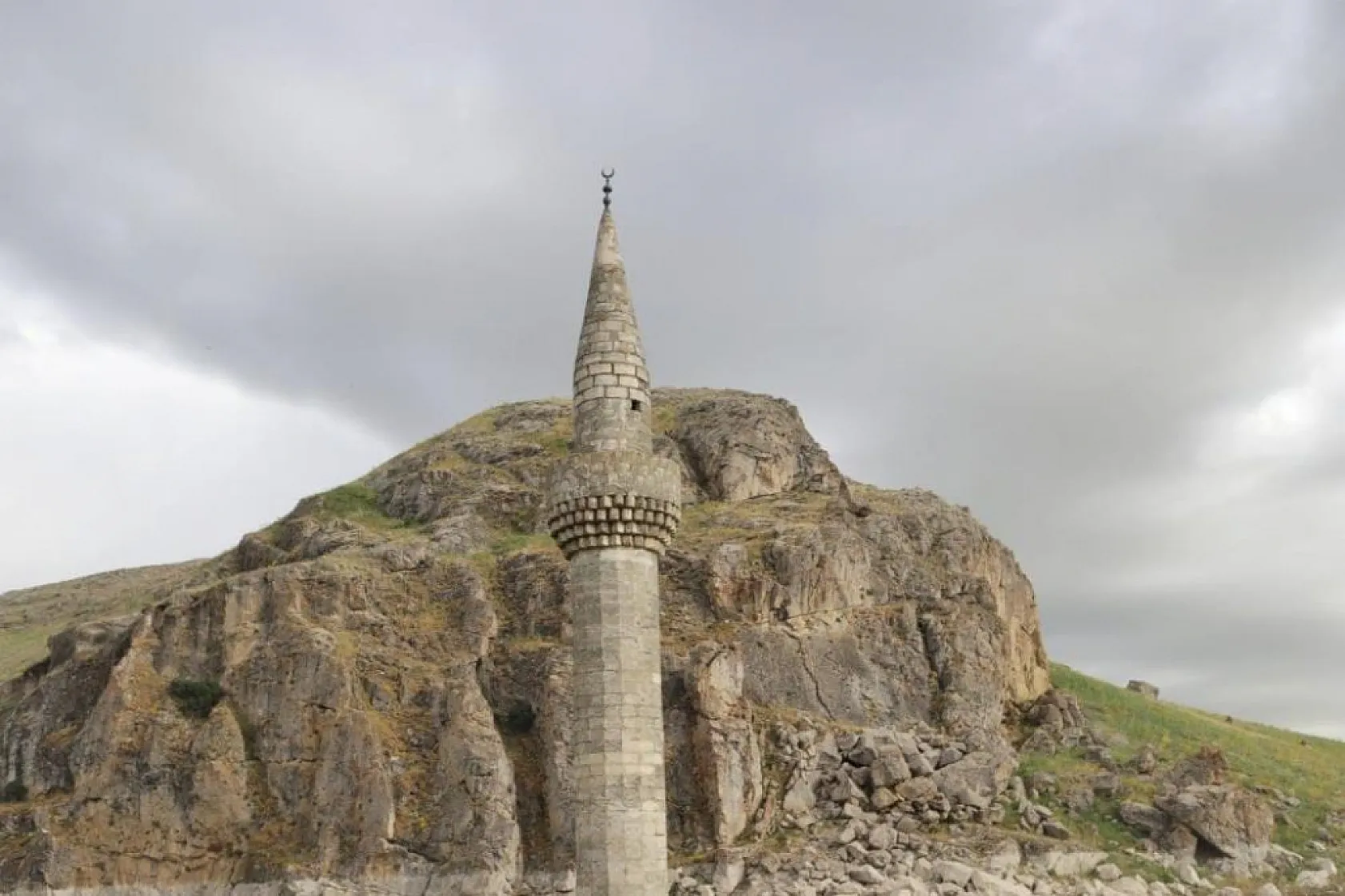Ağrı'da sular altında kalan cami minaresi fotoğrafçıları ağırlıyor