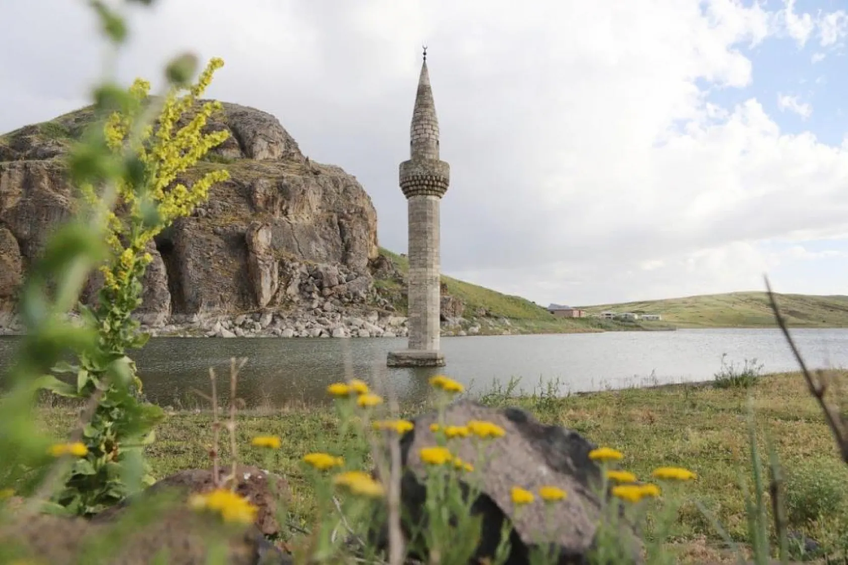 Ağrı'da sular altında kalan cami minaresi fotoğrafçıları ağırlıyor