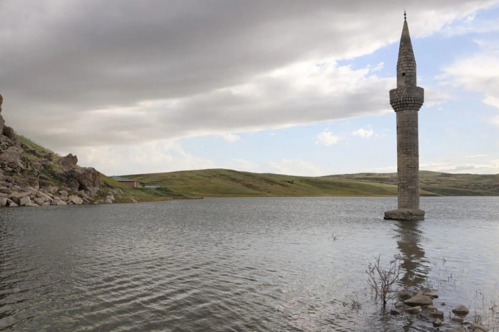 Ağrı'da sular altında kalan cami minaresi fotoğrafçıları ağırlıyor