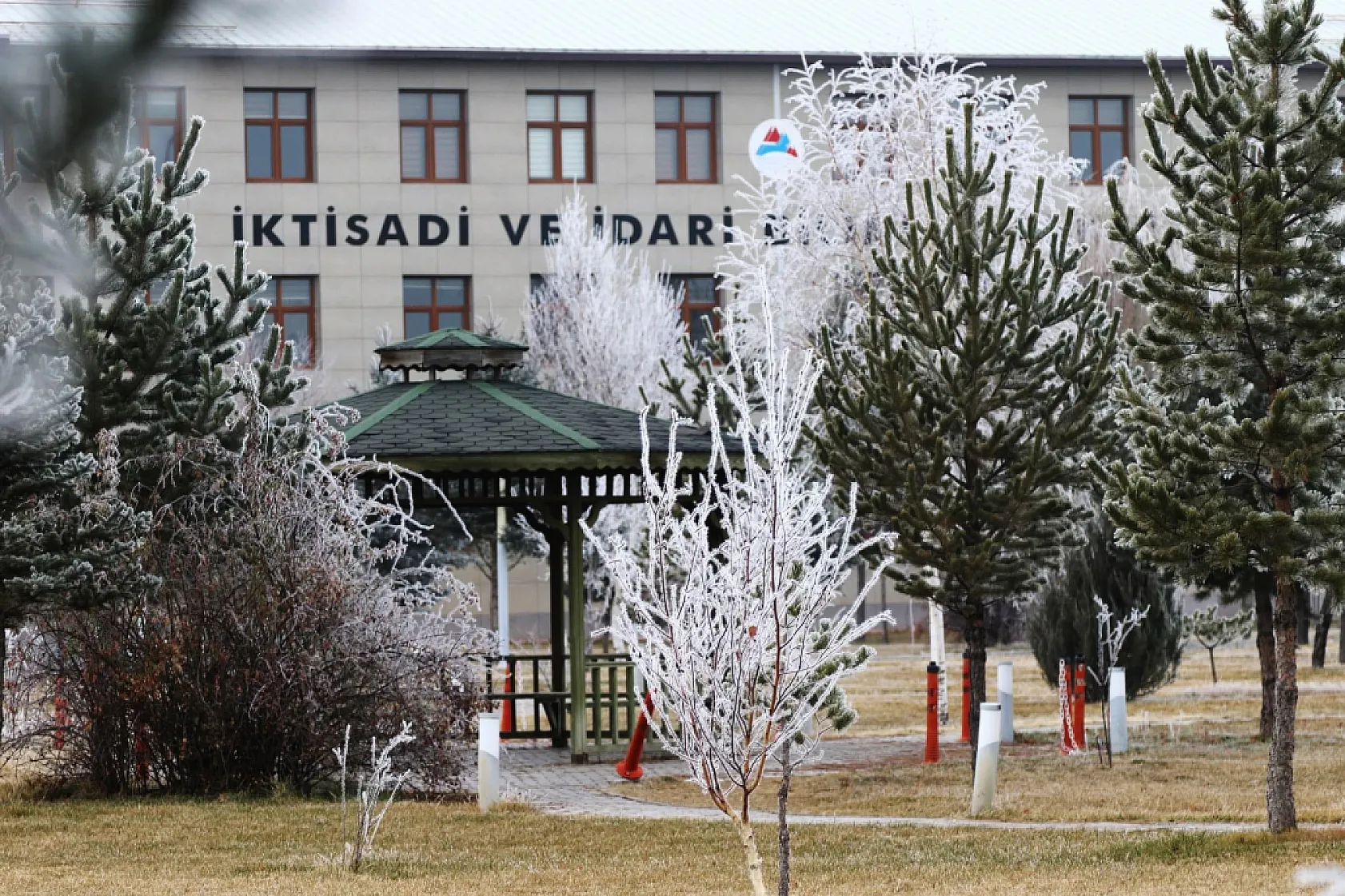Ağrı İbrahim Çeçen Üniversitesi'nde Kırağı Manzarası Büyüledi