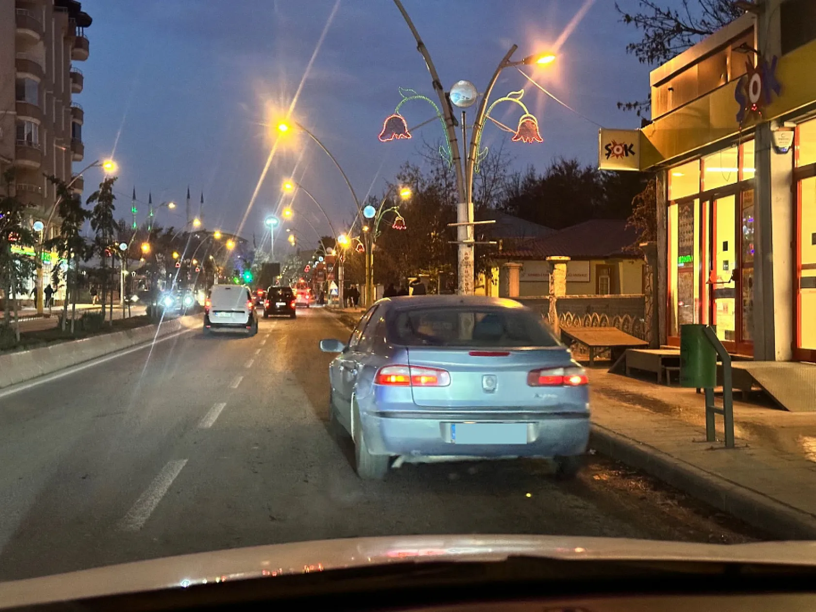Ağrı'da yol kenarına park eden araçlar trafiği çekilmez hale getiriyor