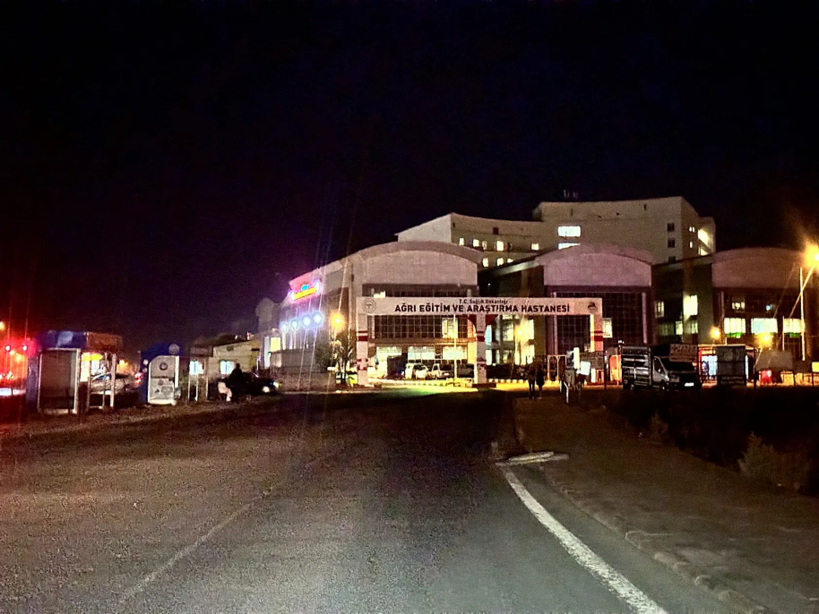 Ağrı'da karanlığa terk edilen hastane 'Korkuyoruz!'