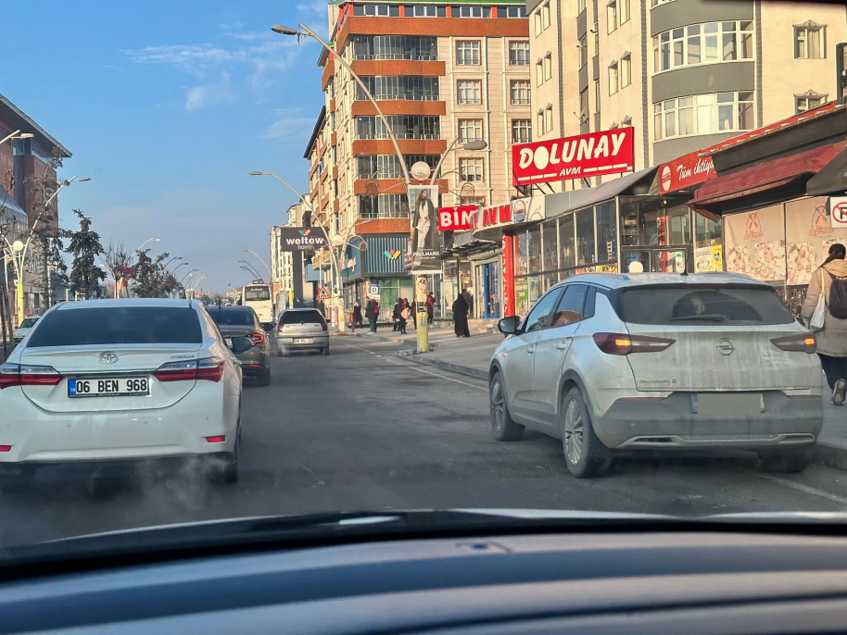Ağrı'da yol kenarına park eden araçlar trafiği çekilmez hale getiriyor