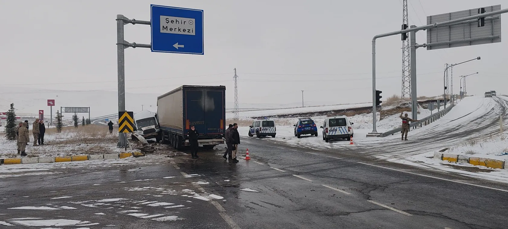 Ağrı'da Korkutan Trafik Kazası: 2'si Ağır, 3 Yaralı