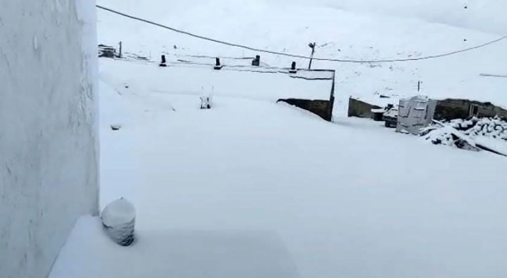 Ağrı'da kar yağışı köylüleri şaşırttı: 'Batıda tatil havası, bizde kar'