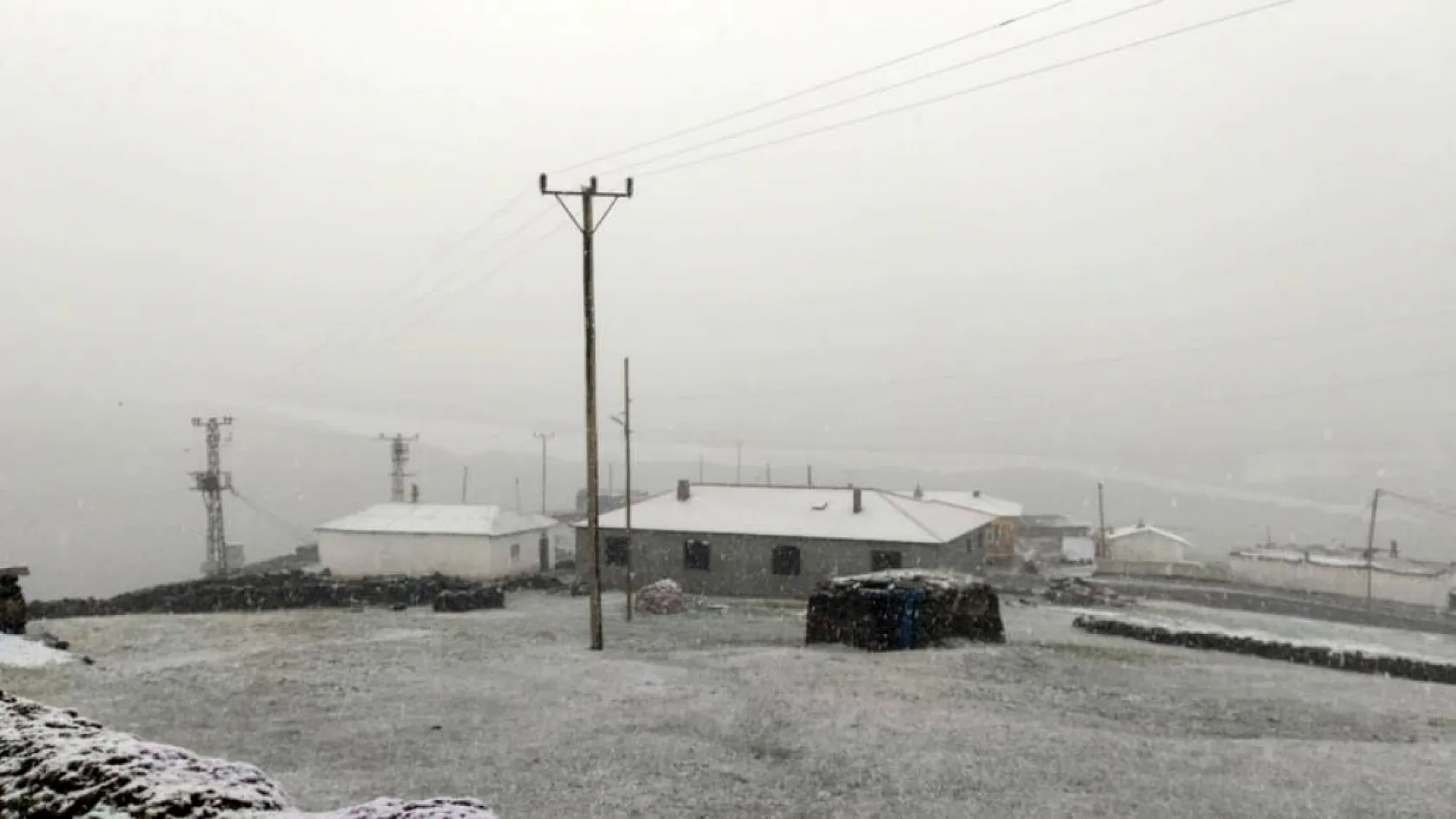 Ağrı'da o köy Mayıs ayının ortasında beyaza büründü