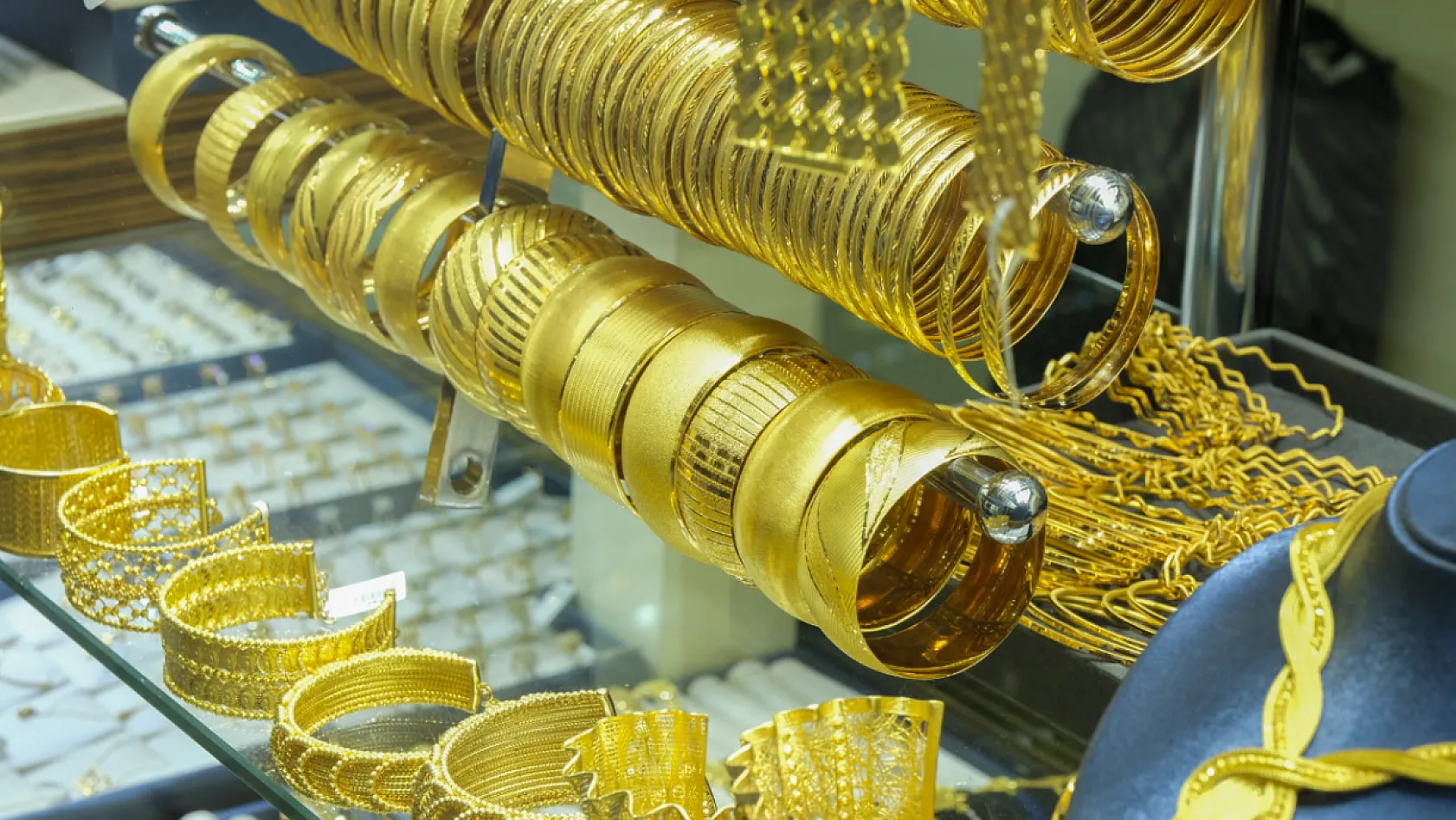 Ağrı'da altın fiyatları el yaktı! Gram altın aldı başını gidiyor