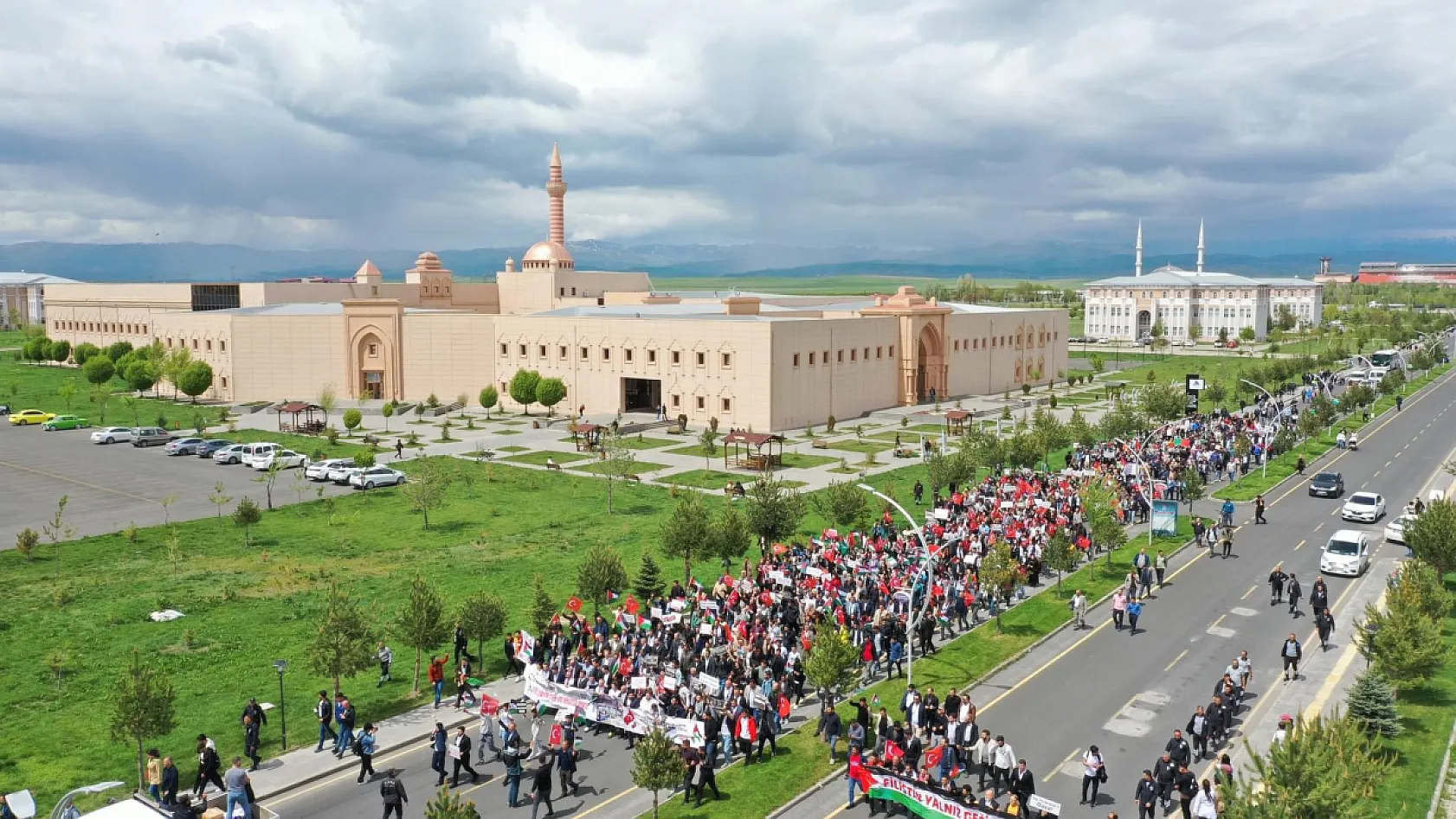 Ağrı'da yüzlerce kişi Filistin'e destek yürüyüşüne katıldı