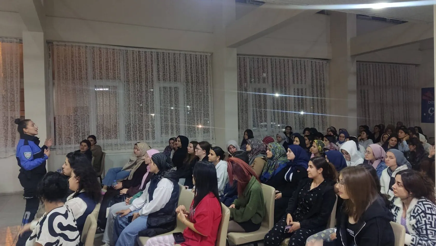 Ağrı Ahmed-i Hani Yurdunda KADES Semineri: Kadına Şiddete Dur De!
