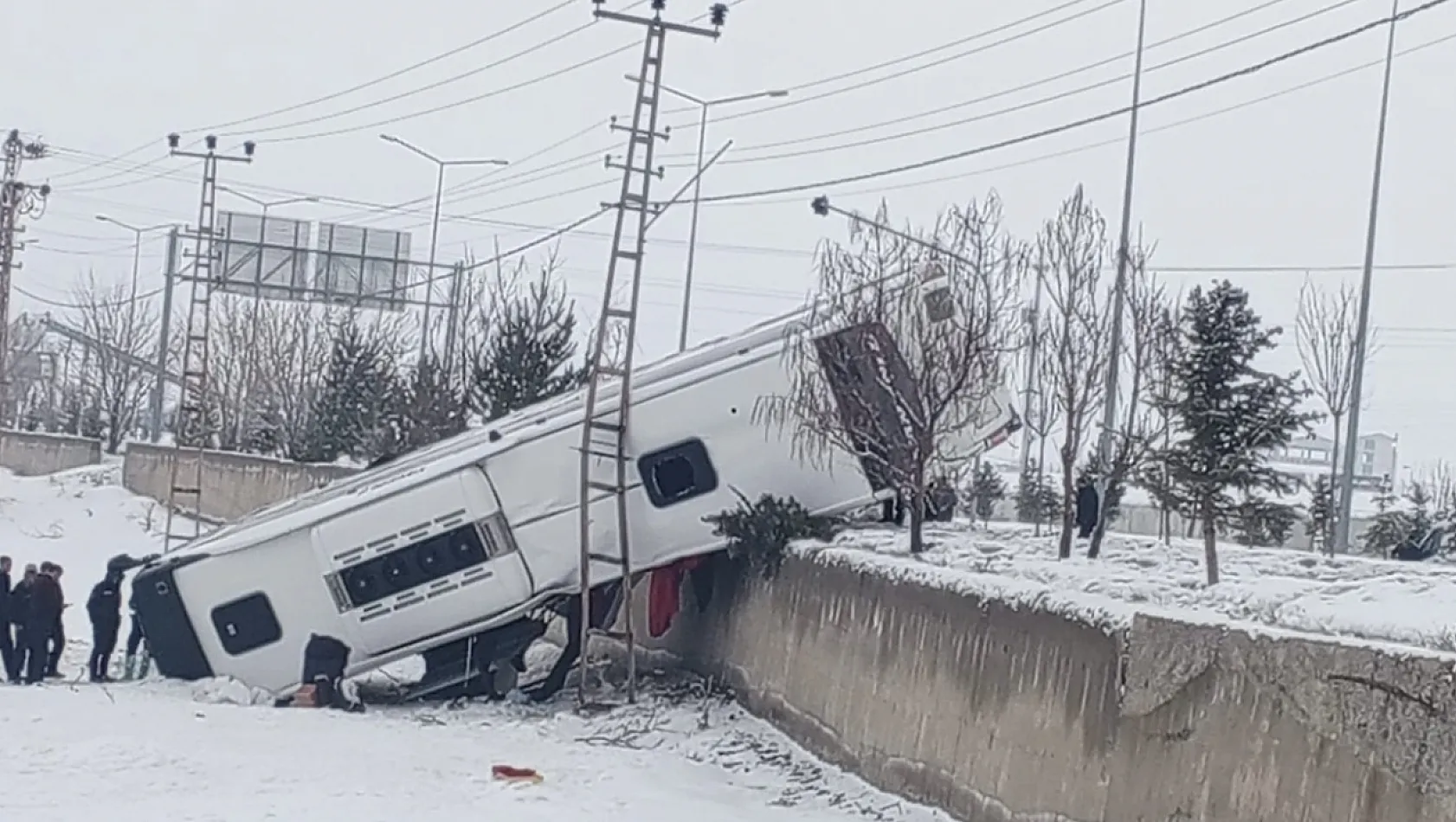 Ağrı'da yolcu otobüsü şarampole devrildi: 16 yaralı