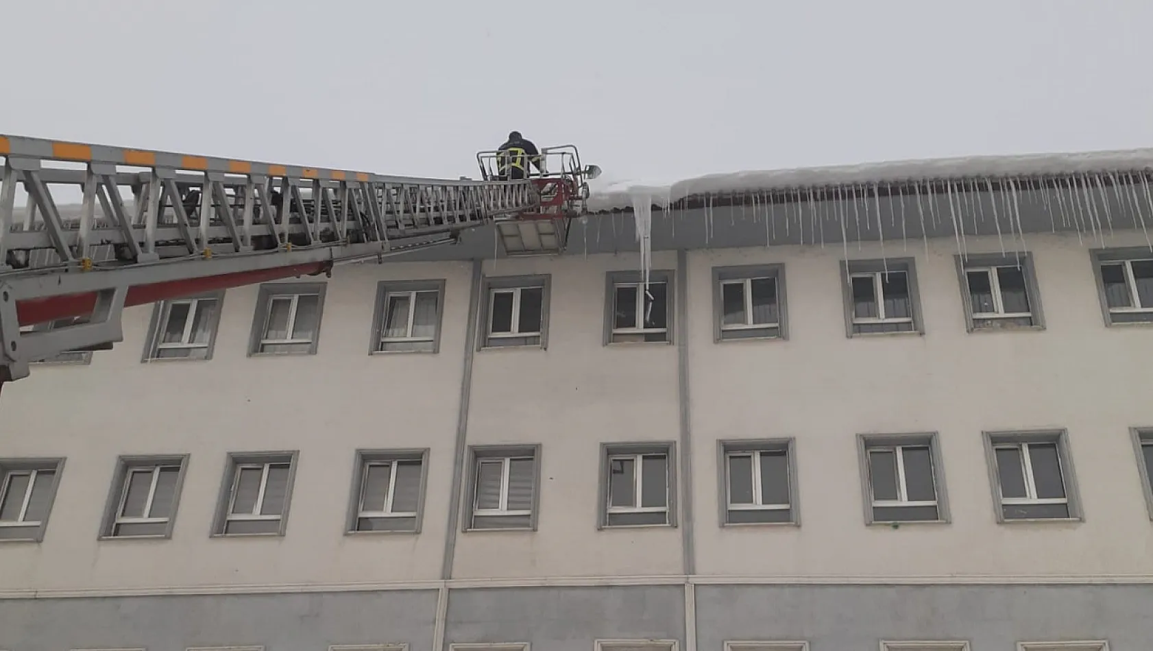 Buz sarkıtları tehlike saçtı: Ağrı'da itfaiyeden önlem