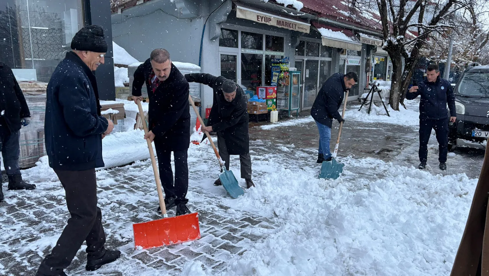 Tutak'ta karla mücadele çalışmaları aralıksız sürüyor