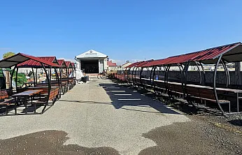 Ağrı Belediyesi kendi atölyelerinde çevre dostu şehir mobilyası üretiyor