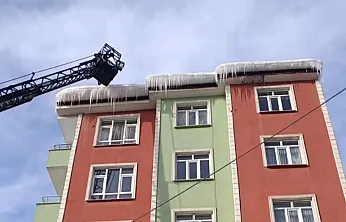 Ağrı'da buz sarkıtlarına itfaiyeden müdahale