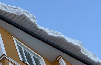 Ağrı'da Dondurucu Soğuklar Tehlike Saçıyor: Çatılarda Dev Buz Sarkıtları