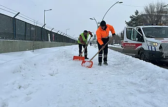 Ağrı'da kaldırımlar buz tutmadan ekipler sahada