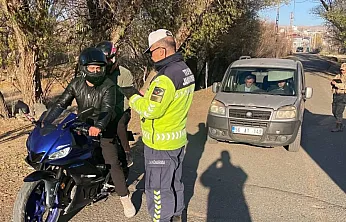 Ağrı'da Kapsamlı Trafik Kontrolü: 88 Ceza, 49 Men ve 5 Yakalama Kararı