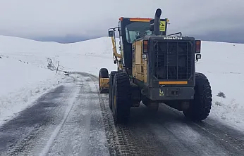 Ağrı'da Karla Mücadele Aralıksız Sürüyor: Yollar Açık Tutuluyor
