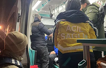 Ağrı'da korkutan çığ: 4 kişinin olduğu araç kar altında kaldı