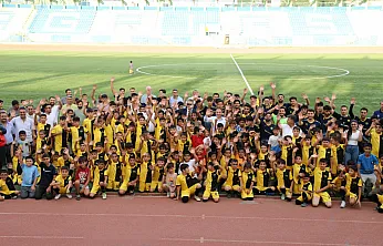 Ağrı'da Yaz Futbol Okulu Başladı: İl Müdürü Ahmet Çelebi Açılışta Genç Sporcularla Buluştu