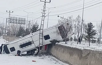 Ağrı'da yolcu otobüsü şarampole devrildi: 16 yaralı