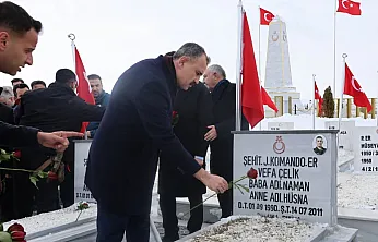 Ağrı Valisi Önder Bozkurt'tan İlk Ziyaret Merkez Şehitliği'ne