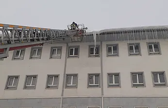 Buz sarkıtları tehlike saçtı: Ağrı'da itfaiyeden önlem