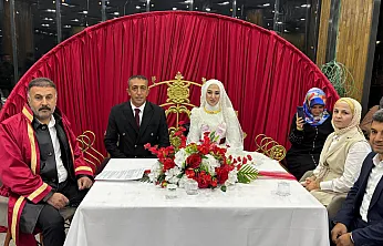 Tutak'ta Başkan Fevzi Sayan, Bayraktepe'de Seda ve Kürşat'ın nikâhını kıydı