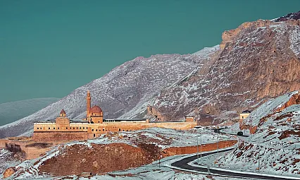 İshak Paşa Sarayı Karlar Altında Göz Kamaştırıyor