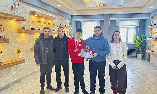 Ağrılı yüzücü Taha Burak Duzlu'dan Türkiye şampiyonasında 3 madalya