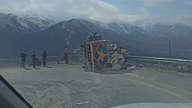 Virajı alamayan kamyon devrildi: 1 yaralı
