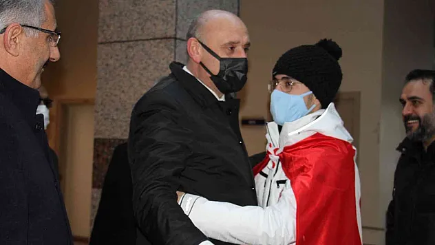 Olimpiyatlarda mücadele edecek Furkan Akar alkışlarla Çin'e uğurlandı
