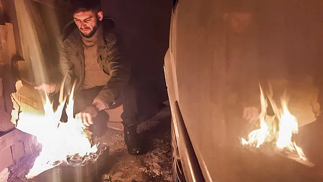 Dondurucu soğuklardan aracını korumak için tenekede ateş yakıyor
