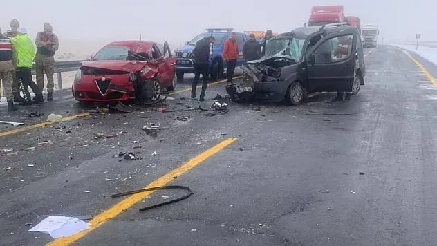 Kars'ta zincirleme kaza: 1'i ağır 3 yaralı
