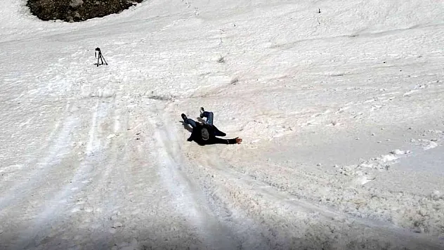 Haziran ayında kışı yaşayıp poşetle kızak keyfini çıkardılar
