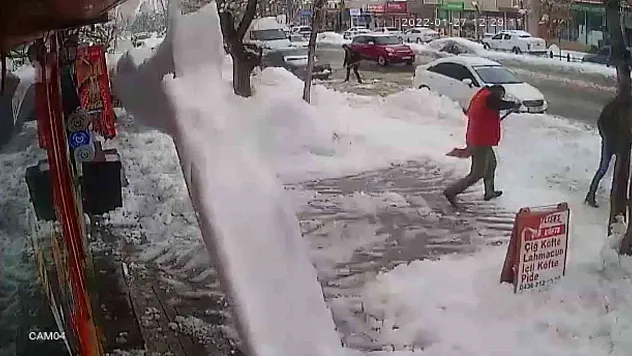 Çatıdan düşen buz kütlesinden son anda kurtuldu
