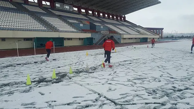 Kars 36 Spor kar altında çalıştı
