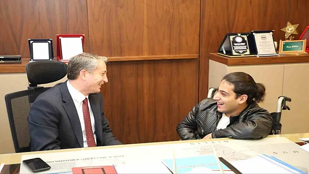 Ağrı'da engelli öğrencilerden Milli Eğitim Müdürü Kökrek'e ziyaret