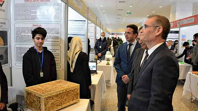 Öğrencilerin bilimsel projeleri sergilendi
