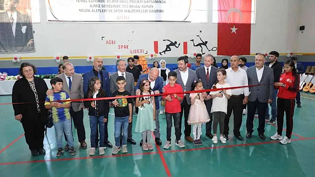 Ağrı'da spor malzemesi ve enstrüman dağıtım töreni düzenlendi