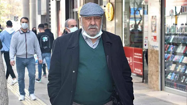 Elazığ'da vatandaşlar korona virüs tedbirlerini unuttu, maskeler çene altında kaldı
